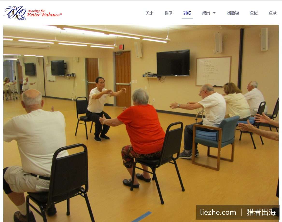 美国Moving for Better Balance坐姿太极课堂,一屋子老年人在练习