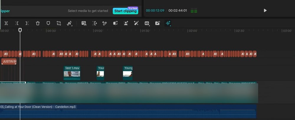 CapCut时间线上方的AI clipper入口,按钮是Start clipping,标着Try free