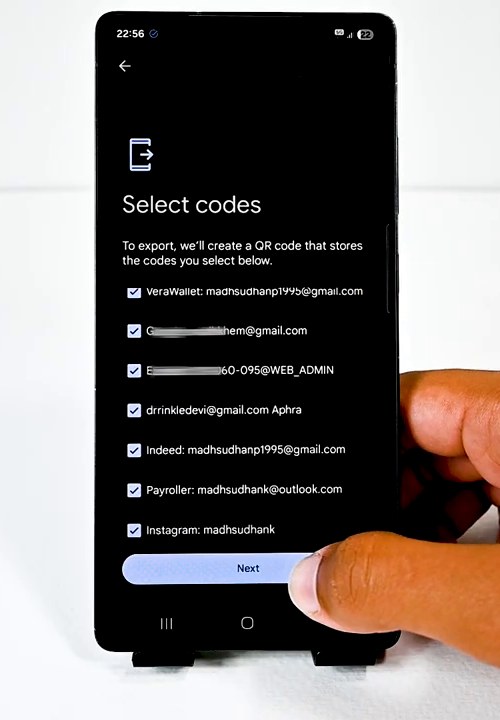谷歌身份验证器Select codes页面,列表里勾选多个账号条目,底部是Next按钮