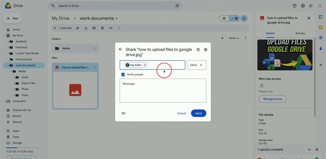 Drive分享框,输入收件人邮箱,右侧角色下拉默认是Editor,下面有Notify people勾选和Message留言框,右下角是蓝色Send
