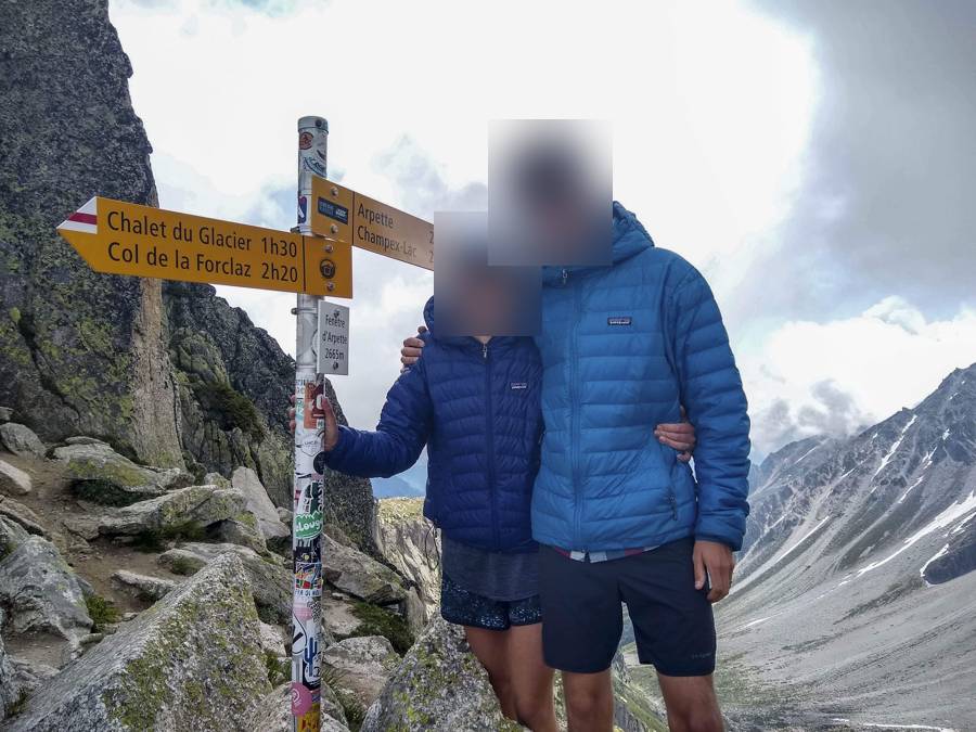 TMBTENT两位站长在环勃朗峰Col de la Forclaz路牌前的合影